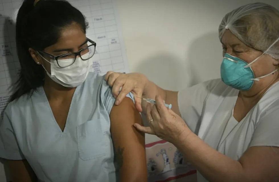 En diciembre comenzó la vacunación de los trabajadores de la Salud en Mendoza. Orlando Pelichotti / Los Andes