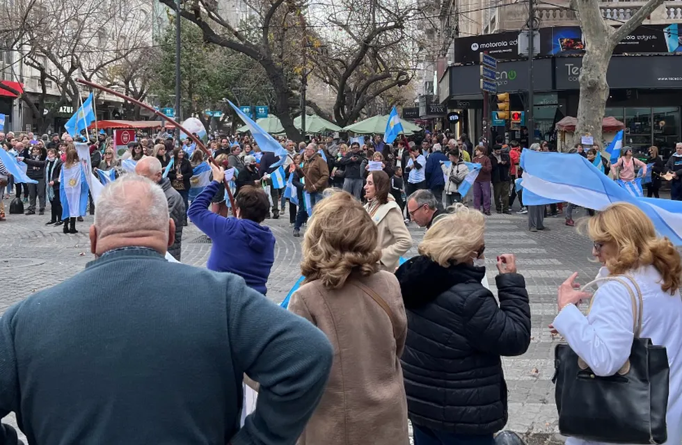 La manifestación en Defensa de la República se hizo sentir en Mendoza.