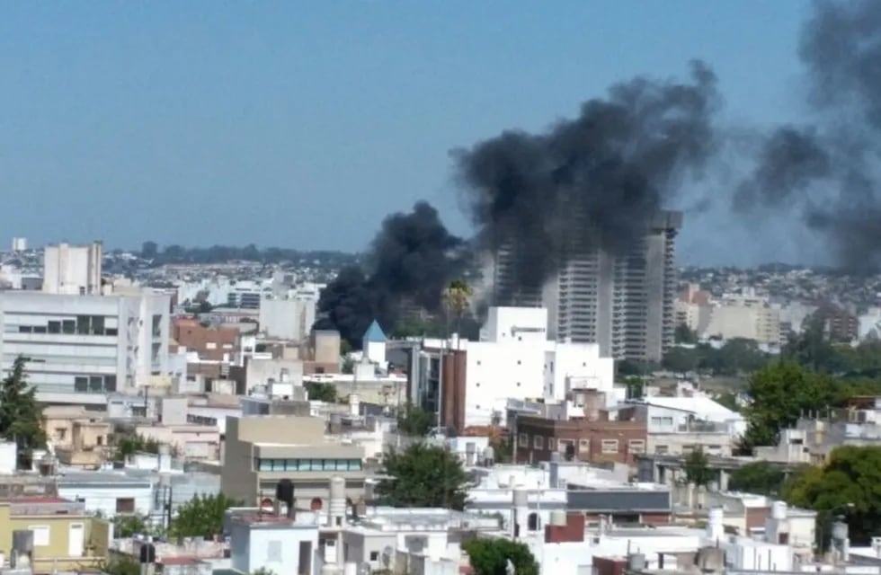 En barrio General Paz, un incendio de proporciones puso en alerta a los vecinos.
