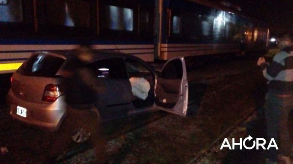 Un auto chocó contra el tren que une Paraná con Colonia Avellaneda y el conductor tuvo que ser trasladado