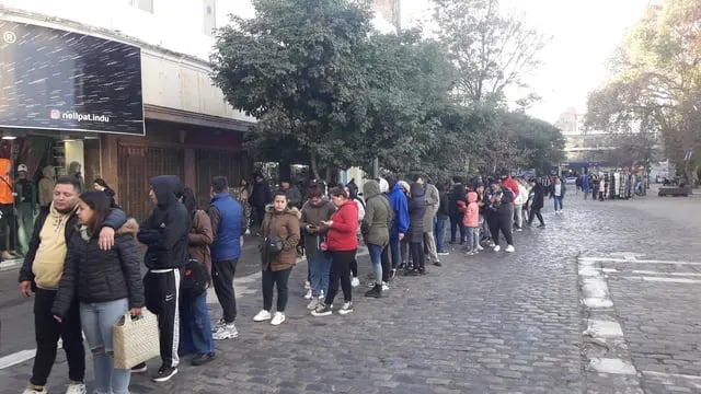 Largas filas para sacar las entradas a La Mona Jiménez en Córdoba.