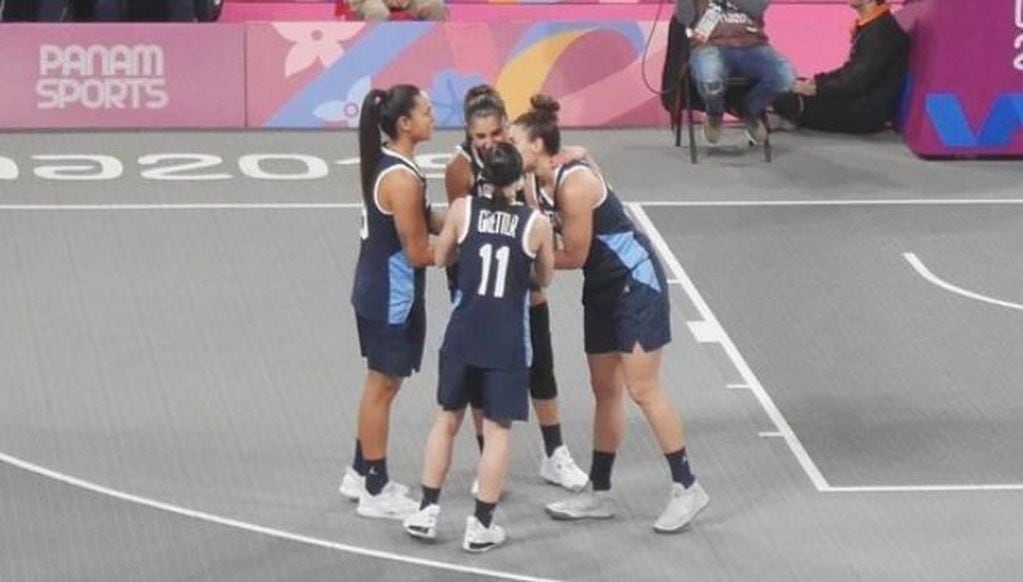 Las chicas del básquet 3x3 juegan semifinales (Foto: Twitter)