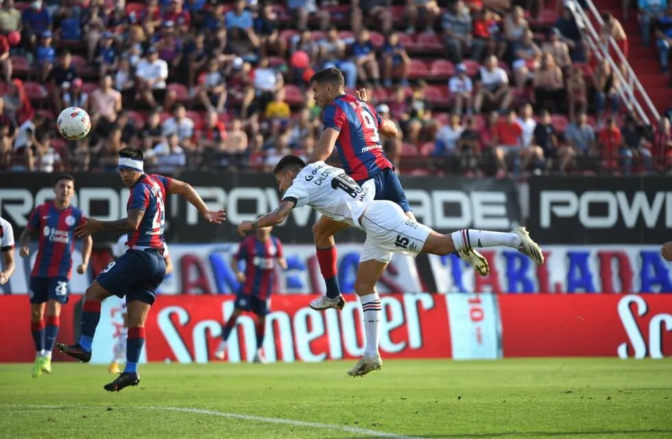 San Lorenzo dio vuelta el marcador y vence a Newell's, que se quedó con nueve futbolistas en cancha.