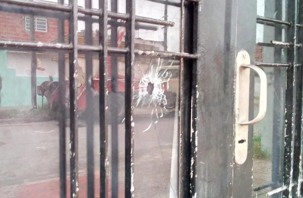 Al menos cuatro disparos perforaron el portón de la vivienda ubicada sobre Bielsa al 6000. (@somosrosariook)