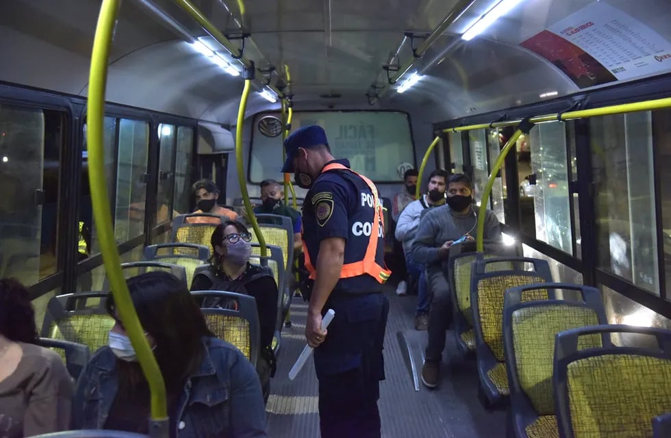 Control policial en las calles de la ciudad de Córdoba, nuevas restricciones a la circulación para frenar la cantidad de casos de Covid.  Oficiales de policía controlando vehículos (Facundo Luque)