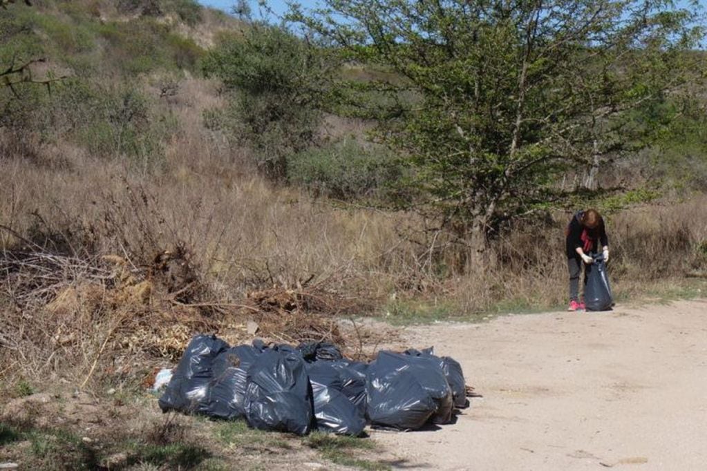 Continúa la ardua tarea de recolección de residuos en los espacios públicos de Carlos Paz.