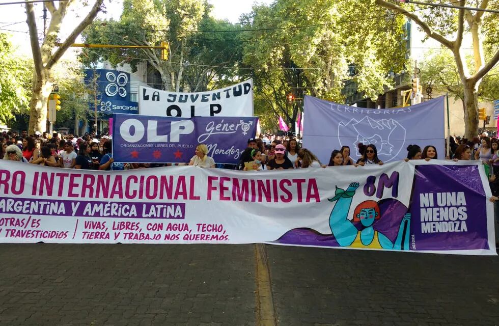 La cabeza de la marcha convocada por el colectivo "Ni Una Menos" (NUM) recorre las calles de Mendoza. José Gutiérrez/Los Andes