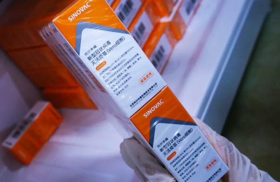 Una enfermera saca un paquete con dosis de la vacuna Sinovac contra el COVID-19 en China. La CONMEBOL recibirá vacunas para los planteles.