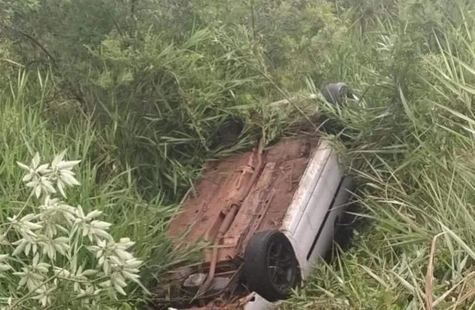 El conductor de 58 años salió ileso del su auto tras el vuelco.
