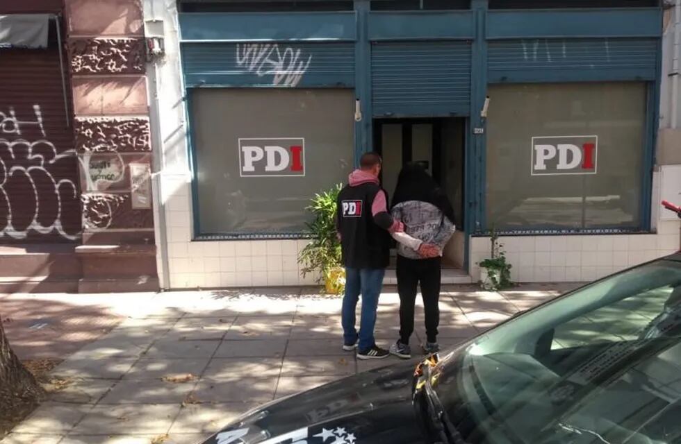 El acusado fue trasladado por la PDI luego de un allanamiento en una pensión de Rosario. (@airedesantafe)