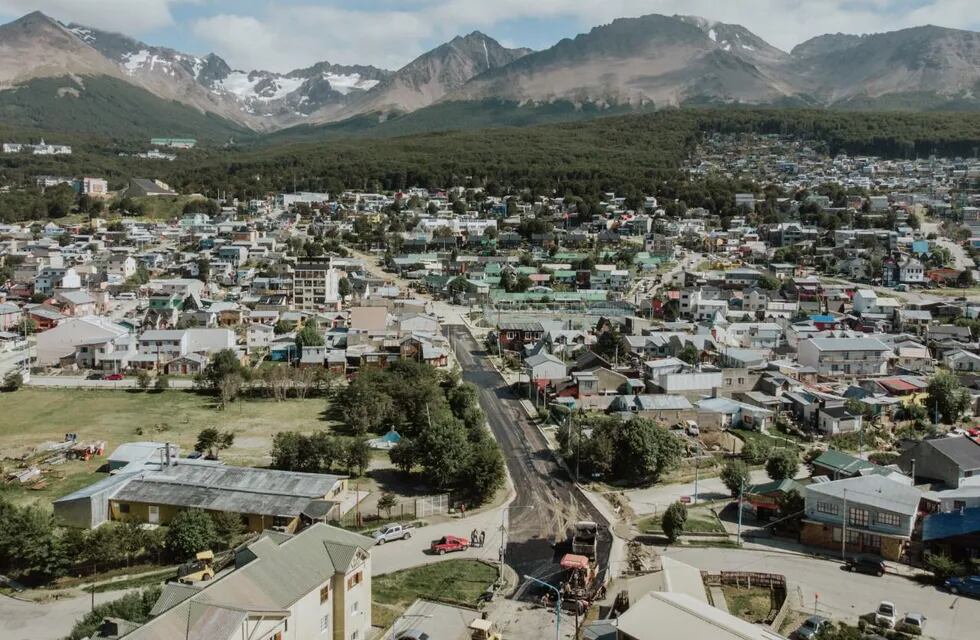 La empresa contratada comenzó los trabajos de repavimentación en la intersección de Pontón Río Negro y Luis Vernet, extendiéndolo hacia Magallanes y  la repavimentación del trayecto hasta la avenida Alem durante la próxima semana.