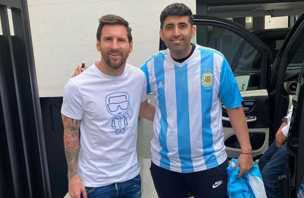 Lionel Messi recibió al peluquero Matías Rojas en la puerta de su casa.