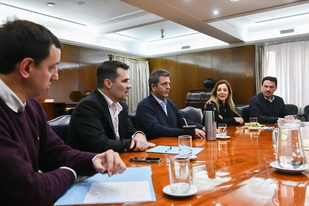 Sergio Massa, Ministro de Economía y la secretaria de Energía, Flavia Royón, avanzan en el tramo final de la quita de subsidios a las tarifas de luz y gas en todo el país.