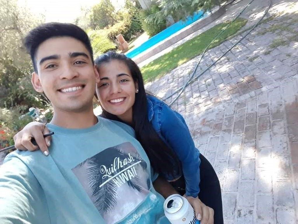 La cadete de Policía junto a su novio, Miguel Gutierrez.