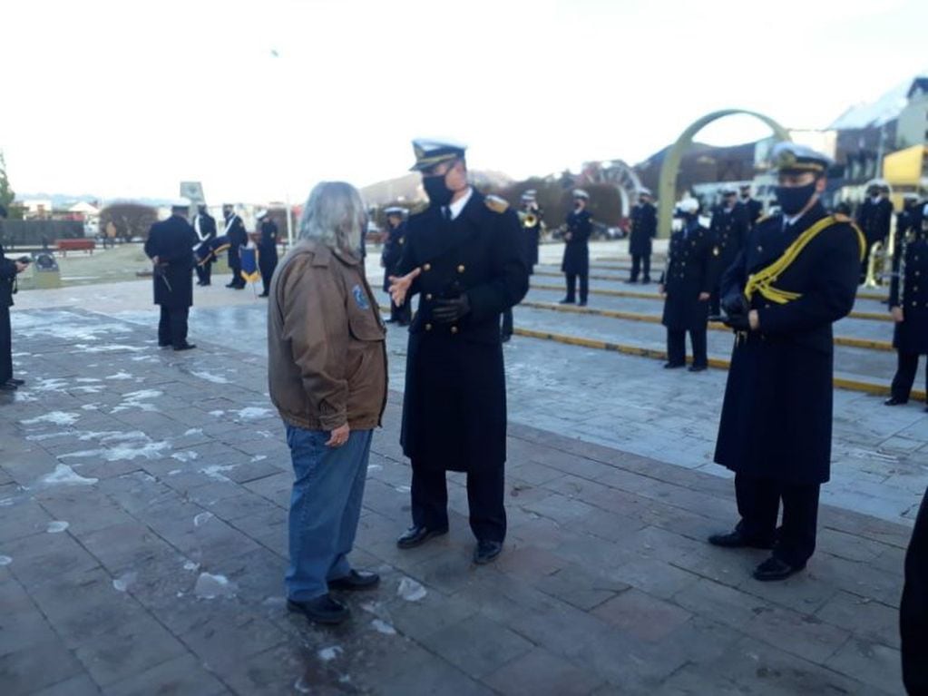 Día de la Independencia en Ushuaia, miembro de la Armada junto al VGM Gómez.