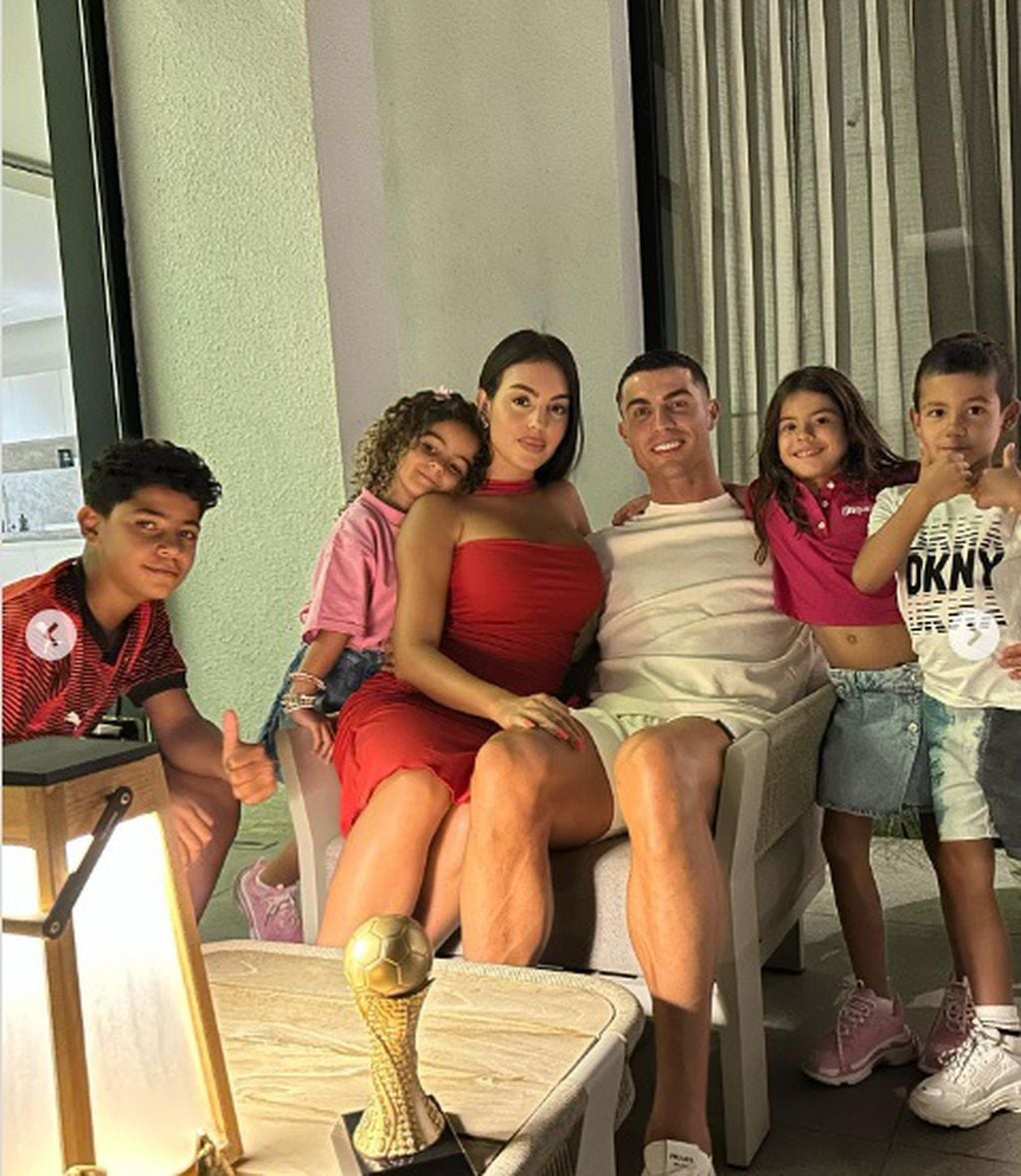 Georgina Rodríguez y Cristiano Ronaldo junto a su familia