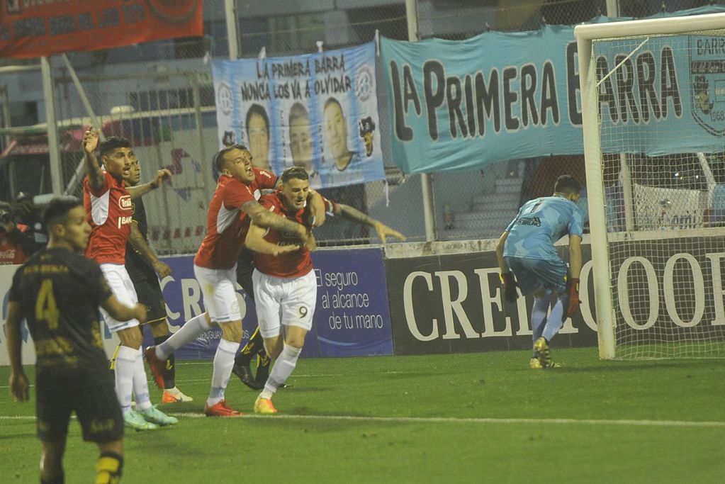 Pablo Vegetti encabeza los festejos de Belgrano tras su gol de taco en el 1-0 ante Mitre. (Javier Ferreyra)