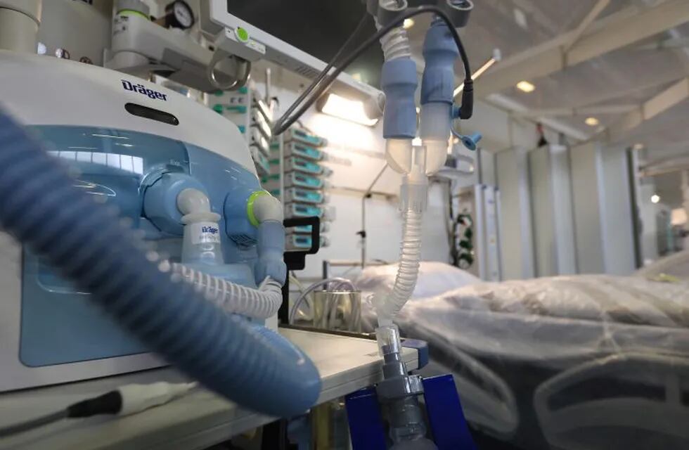 A ventilator manufactured by Draegerwerk AG stands beside an empty hospital bed in the Jaffestrasse Corona Treatment Center in a converted hall at the Berlin Messe exhibition space in Berlin, Germany, on Friday, Aug. 14, 2020. Germany recorded the highest number of new coronavirus cases in more than three months, with daily infections staying above 1,000 for three straight days. Photographer: Krisztian Bocsi/Bloomberg