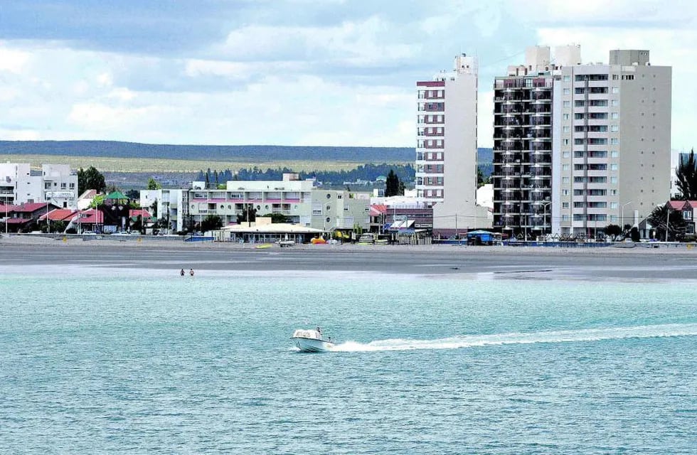 Puerto Madryn, ciudad costera de Chubut, muestra su perfil urbano desde el mar. Para Semana Santa, ofrece un surtido cronograma de actividades turísticas y religiosas.