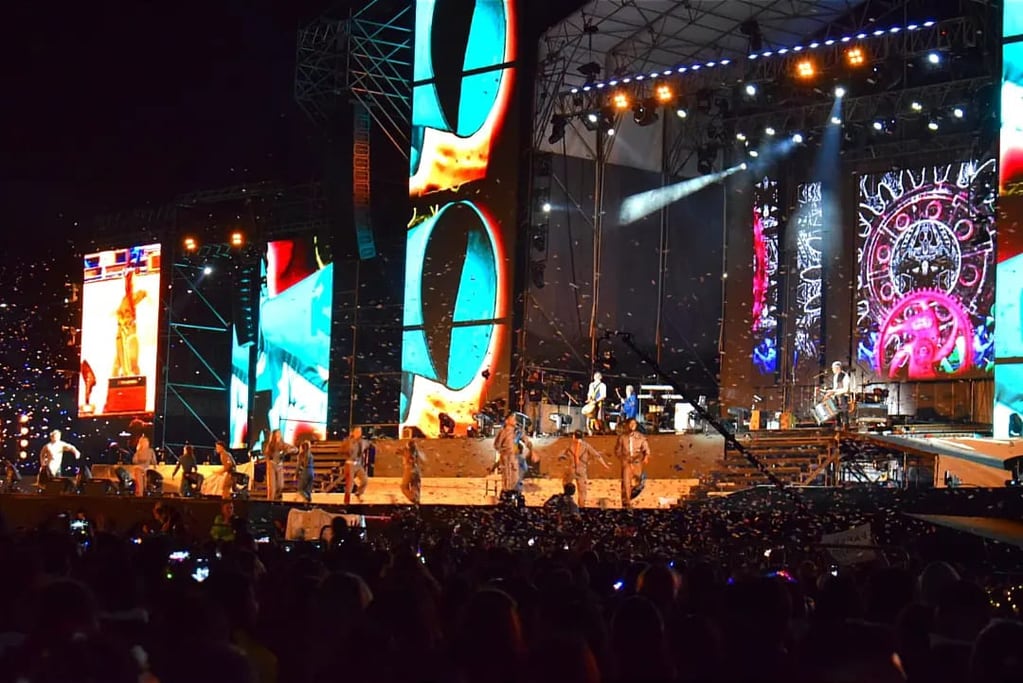 La noche comenzó con un espectáculo de música y acrobacias que sorprendió al público que aguardaba el paso de las candidatas de las provincias y la posterior proclamación de la nueva Representante Nacional de los Estudiantes, en Jujuy.