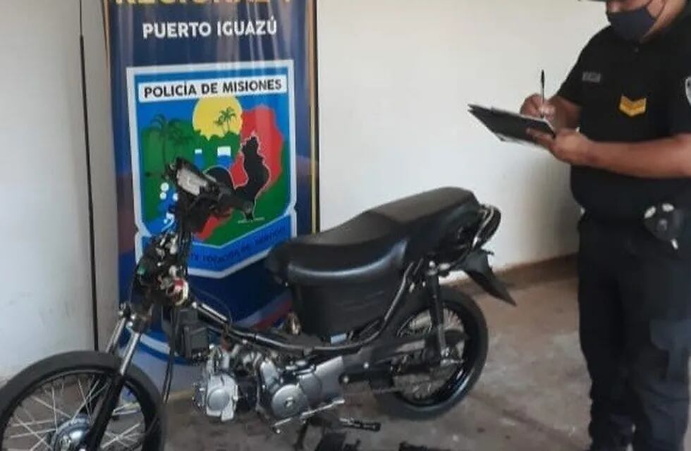 La moto fue dejada en el taller por un joven, denunció el encargado del local.