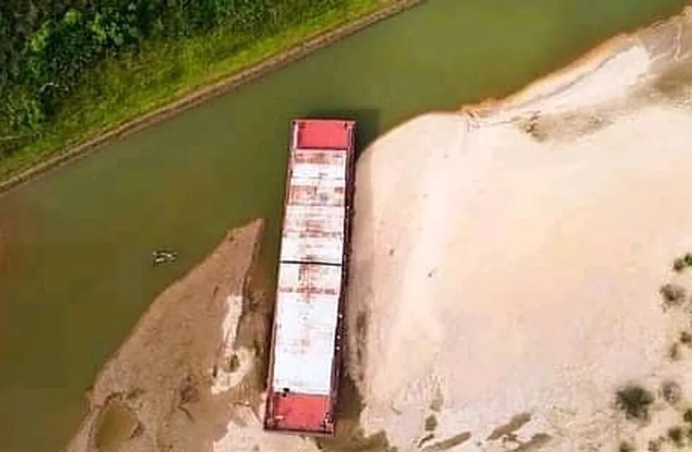 La municipalidad de Puerto Lavalle publicó las imágenes para mostrar la magnitud del impacto de la bajante.