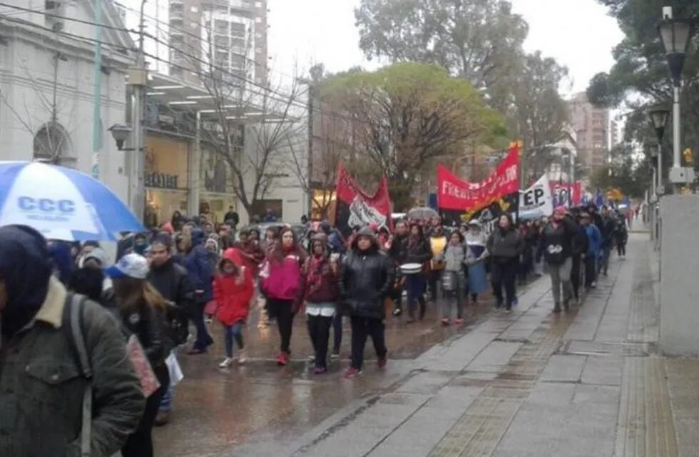 Organizaciones marchan en Neuquén capital para exigir trabajo.