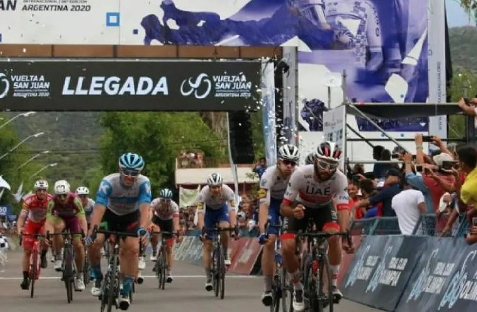 Matías Lammens junto al ciclista argentino Maximiliano Richeze, el gobernador Sergio Uñac y el secretario de Deportes, Jorge Chica.