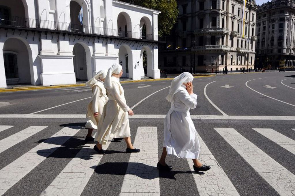 Monjas yendo hacia la Catedral Metropolitana, Buenos Aires.