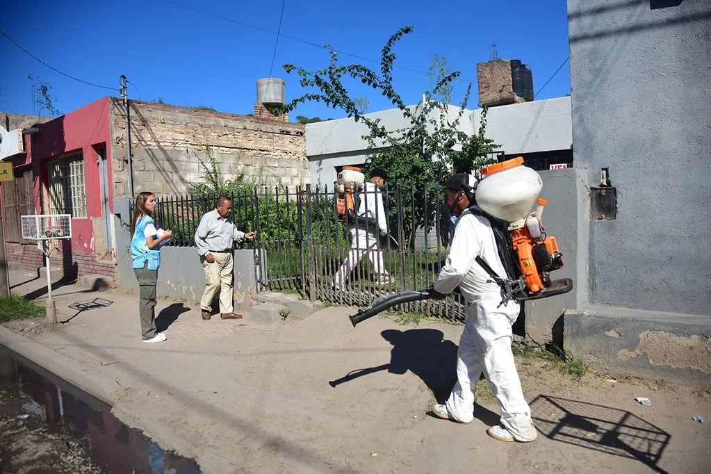 Dengue en Córdoba: las brigadas de técnicos y promotores/as realizan recorridos en Villa El Libertador. (Pedro Castillo / La Voz)
