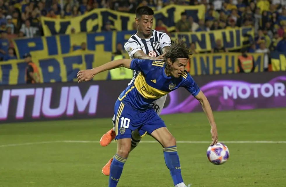 Edinson Cavani es embestido por Juan Carlos Portillo, y de penal puso el 1 a 1 para Boca ante Talleres / Orlando Pelichotti.