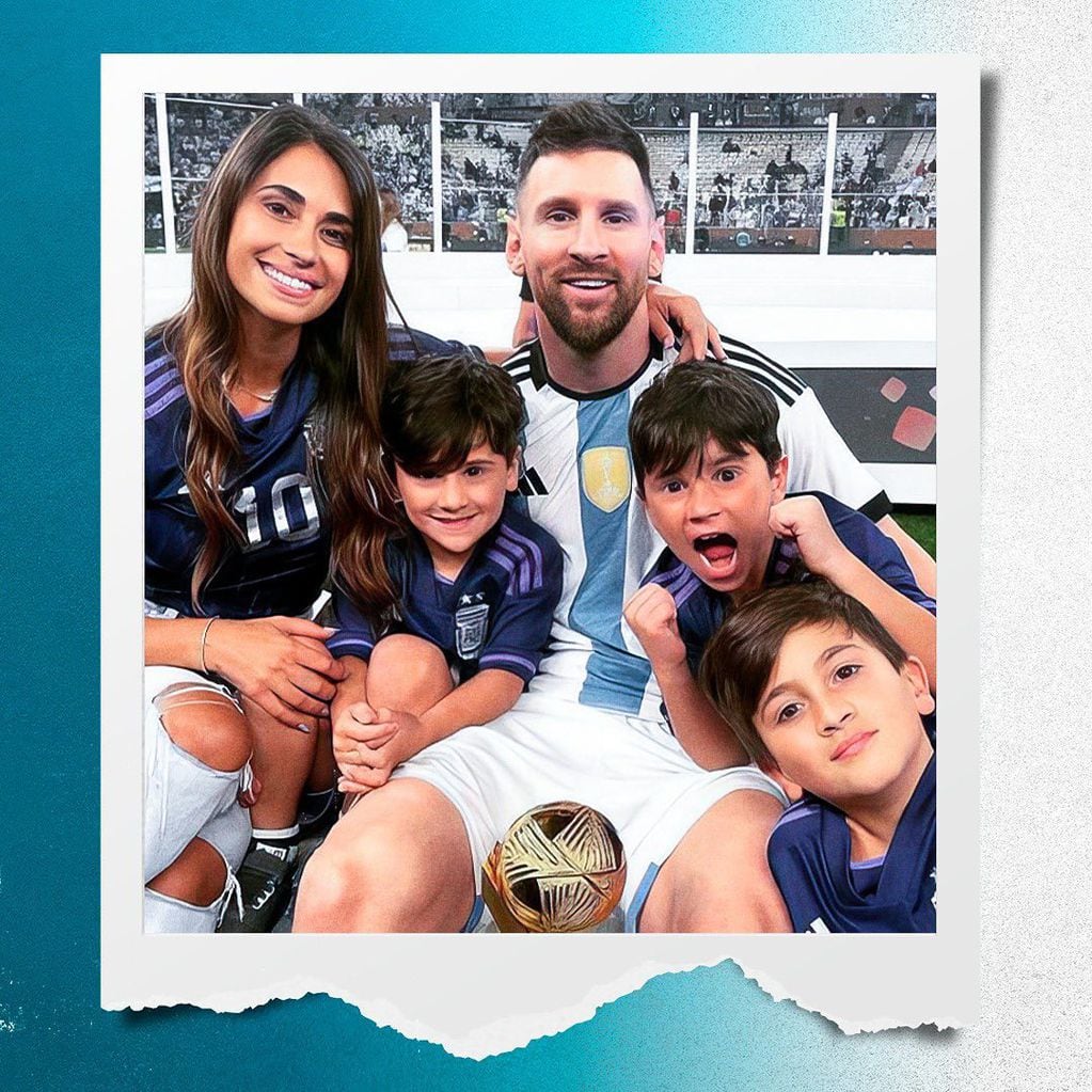 El ex Barcelona celebró en la cancha con su esposa y sus hijos.