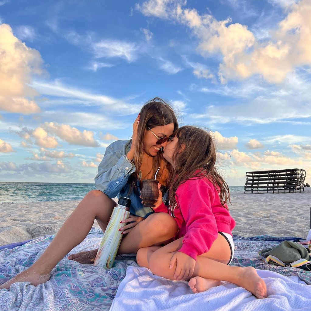 Floppy Tesouro junto a su hija Moorea. Foto: Instagram.