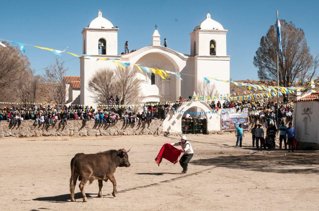 Una altísima carga de adrenalia recorre a los improvisados toreros de Casabindo, que con fe y determinación enfrentan el desafío taurino.