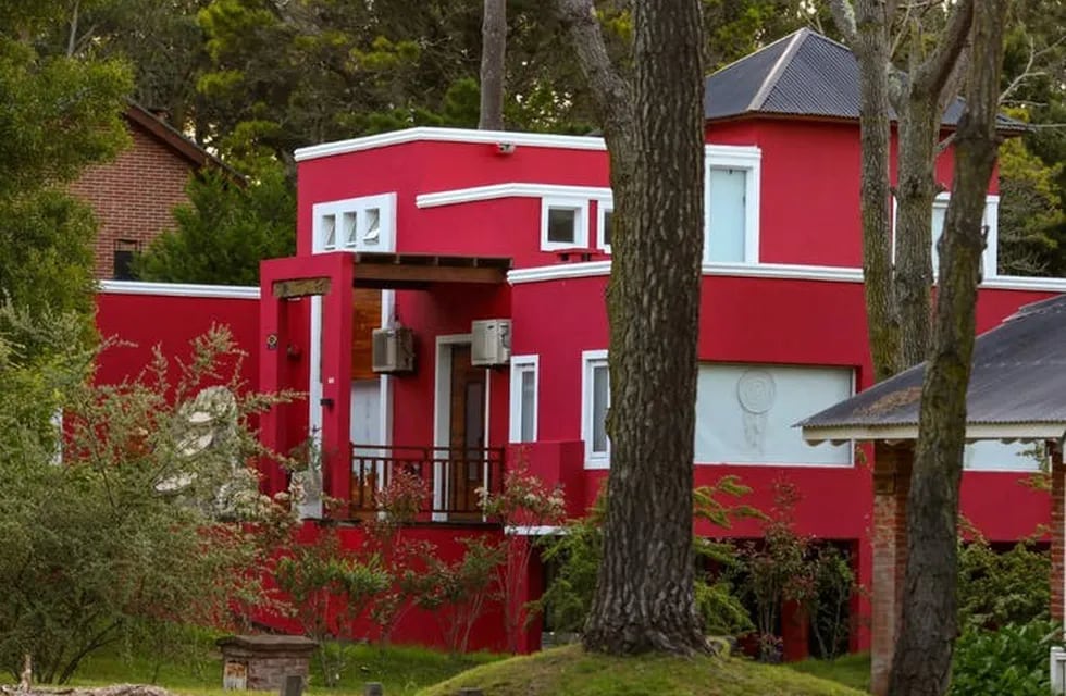 Usurparon una casa en Cariló y la pintaron de otro color: la Justicia ordenó el desalojo