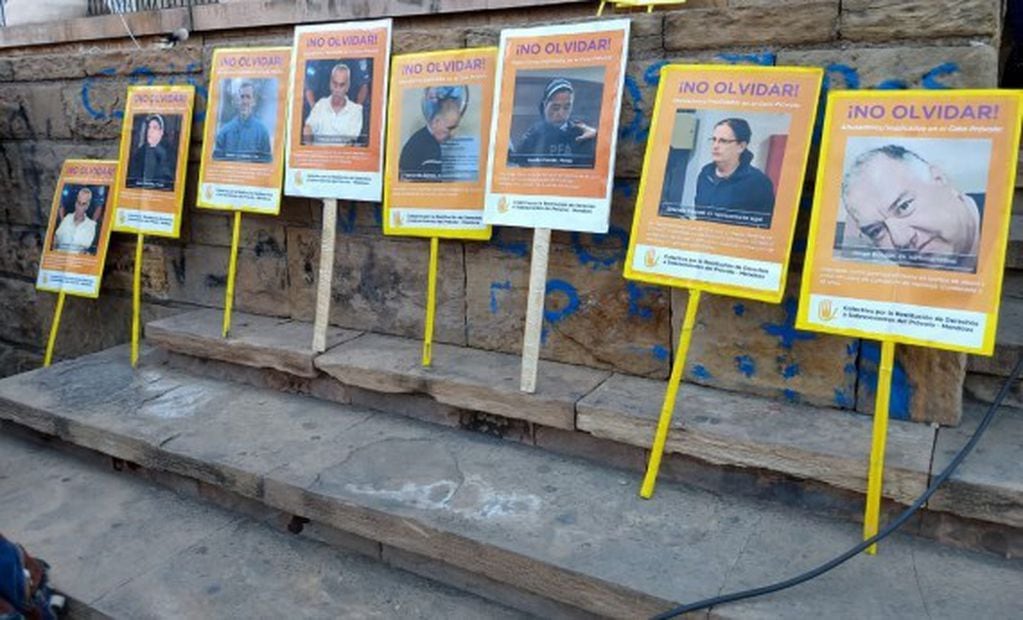 Familiares de las víctimas se expresaron en la puertas del exinstituto Próvolo.