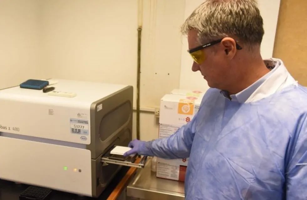 El Centro de Especialidades Médicas Ambulatorias de Rosario (Cemar) procesa muestras para test de coronavirus. (@munirosario)