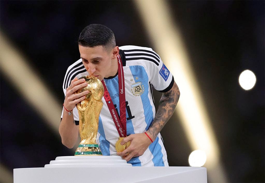 Lusail (Qatar), 18/12/2022.- Angel Di Maria of Argentina kisses the World Cup trophy during the trophy ceremony after the FIFA World Cup 2022 Final between Argentina and France at Lusail stadium, Lusail, Qatar, 18 December 2022. (Mundial de Fútbol, Francia, Estados Unidos, Catar) EFE/EPA/Friedemann Vogel