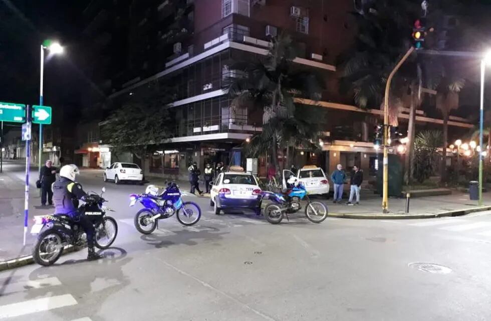 Uno de los taxis terminó arriba de la vereda en la esquina de Junín y 24 de Septiembre.