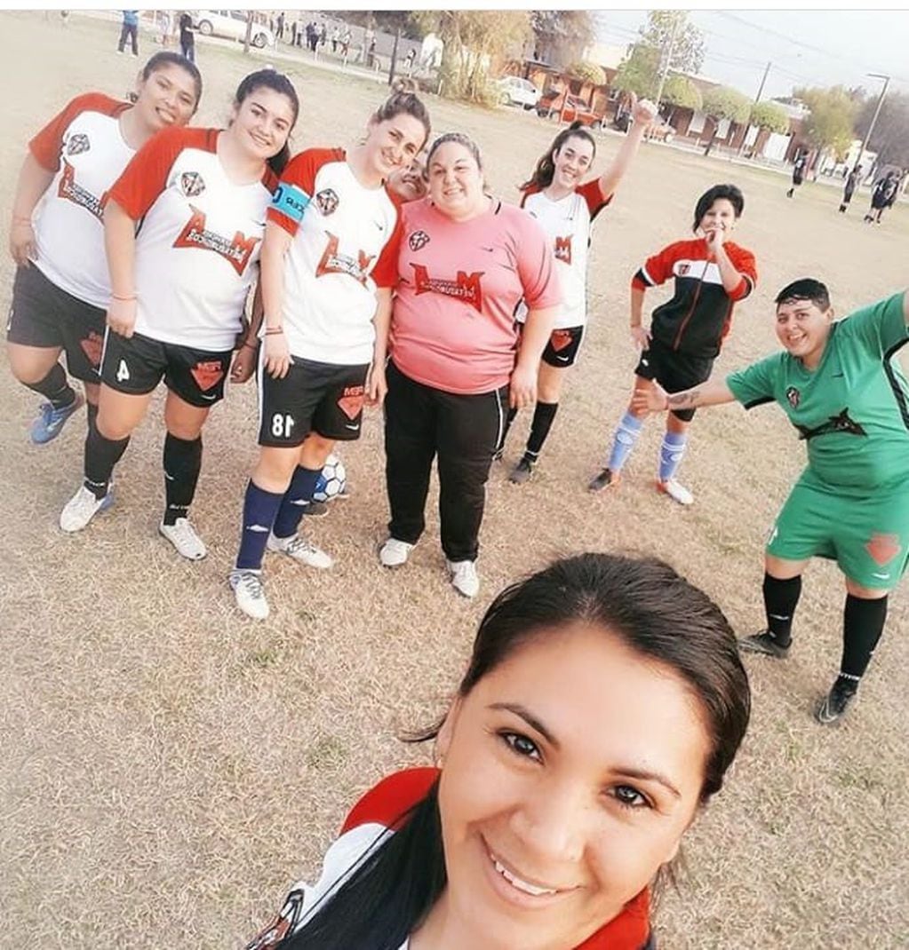 Carolina Navarro una mujer del fútbol de Arroyito
