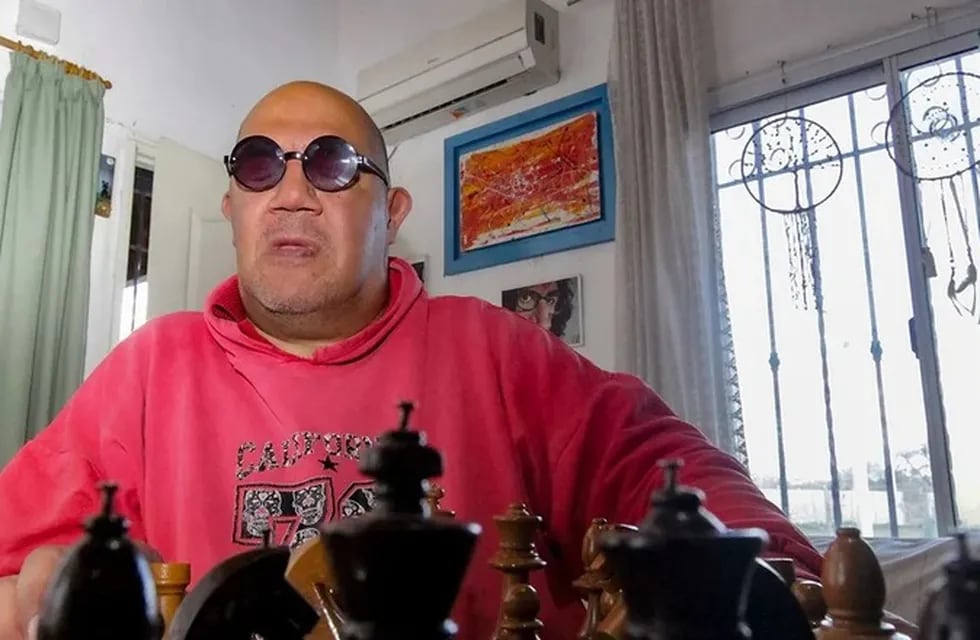 Víctor con su tablero especial para jugar al ajedrez .