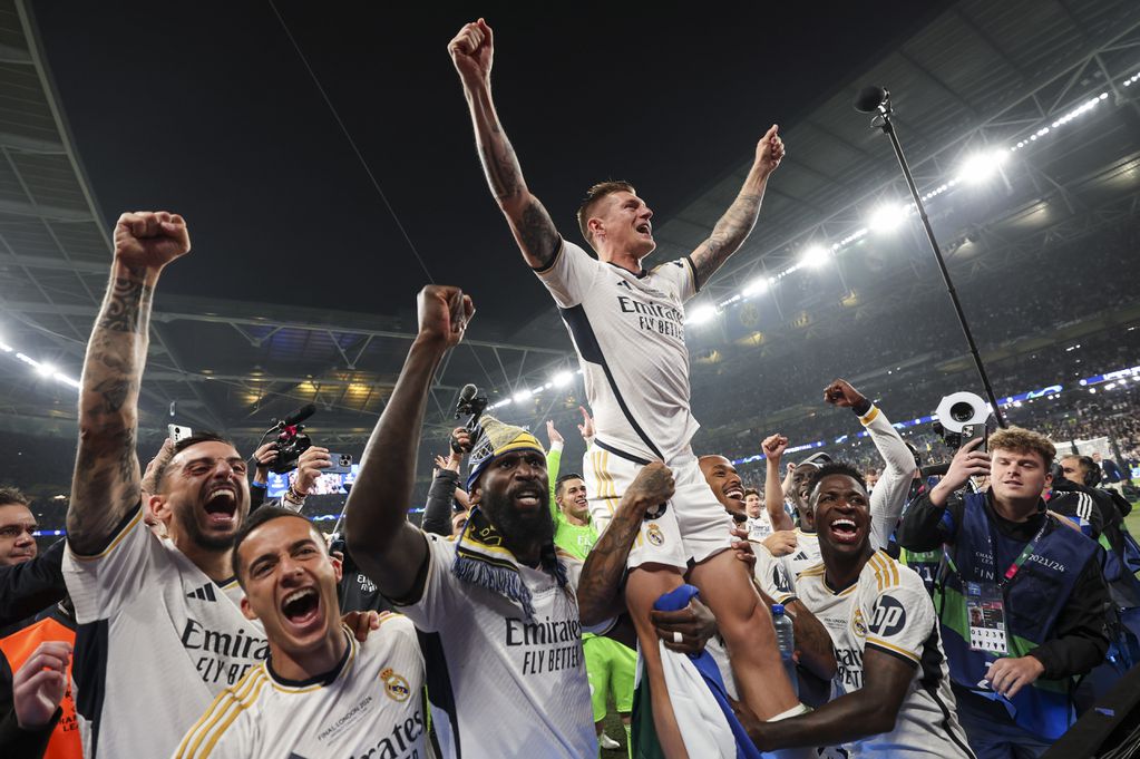 Los jugadores del Real Madrid alzan a Toni Kroos al cabo de la final de la Liga de Campeones, el sábado 1 de junio de 2024, en Londres. (AP Foto/Ian Walton)