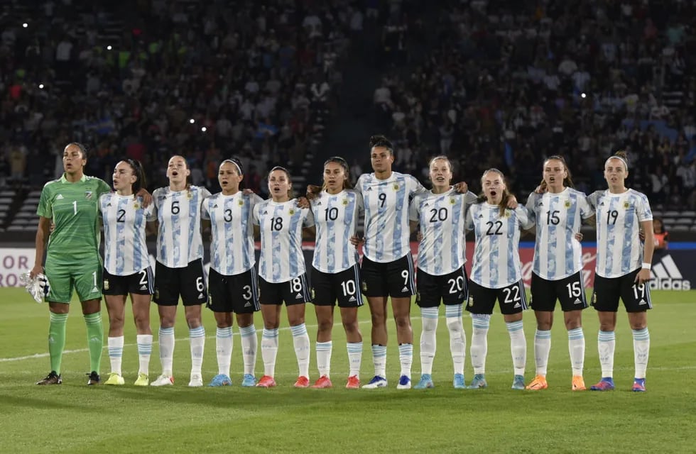 La formación de Argentina ante Chile, en el Kempes. (Facundo Luque / La Voz).
