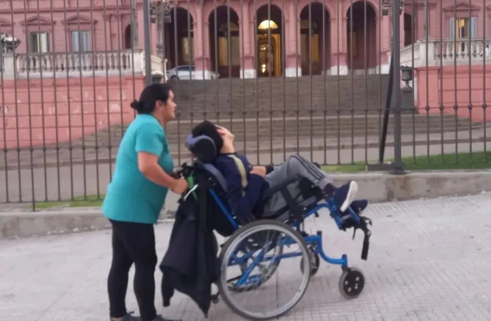 Celeste fue con su hijo Santi a Casa Rosada, esperaron más de dos horas pero nadie los recibió.