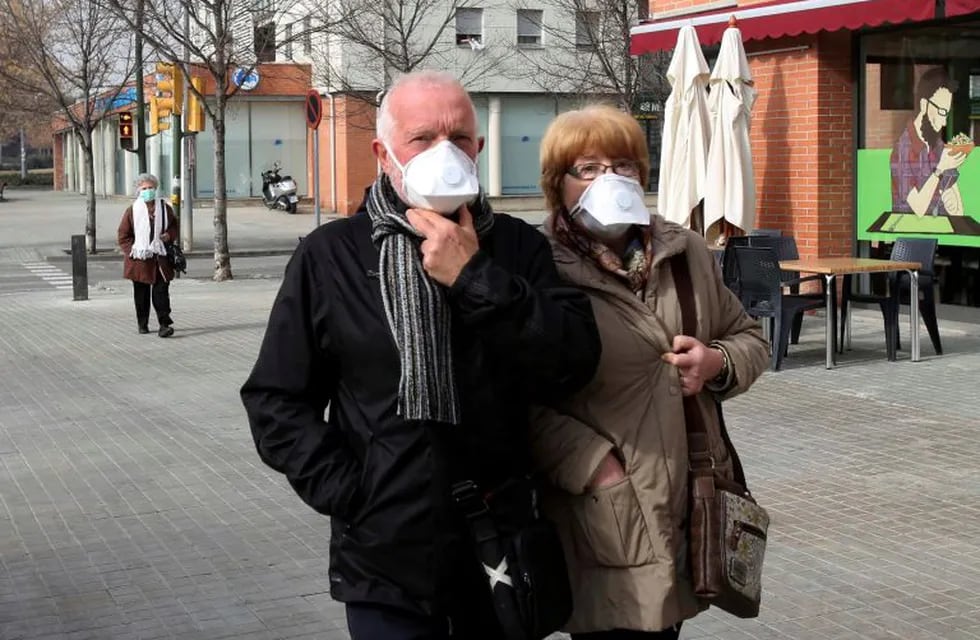 People wearing masks walk in the streets after an explosion at a chemical plant caused a toxic cloud to spread over Igualada near Barcelona February 12, 2015. Three people were injured in the explosion at the chemical plant in northern Spain on Thursday and authorities advised residents of several small towns near Barcelona to stay indoors as the large toxic cloud spread over the area. Catalan authorities told people to shut their windows and stay inside as a precaution, and cut off some roads in the area as well as a train line. REUTERS/Stringer (SPAIN - Tags: DISASTER ENVIRONMENT)arcelona to stay indoors as a large toxic cloud spread over the area.  REUTERS/Stringer (SPAIN - Tags: DISASTER) barcelona españa  incendio planta quimica Sima nube toxica explosion planta quimica nube toxica gente con barbijos
