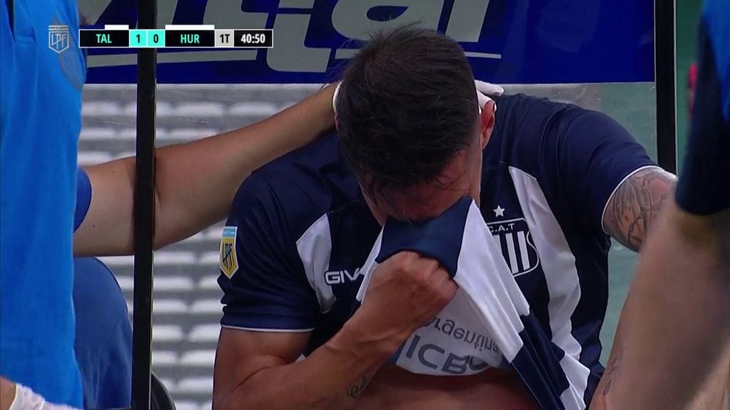 Sin contener el llanto, el Perro Auzqui salió por lesión. A pocos días de la semi de Copa Argentina.