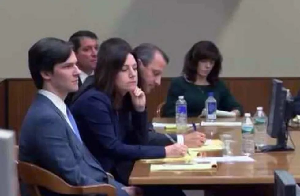 La mujer junto a su hijo en el juzgado.