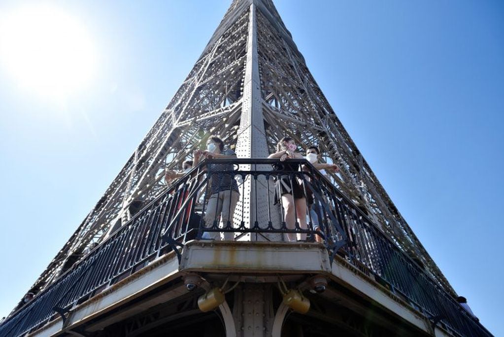 Varias personas visitan la Torre Eiffel durante el primer día de su reapertura este jueves en París, Francia. EFE/ Julien De Rosa