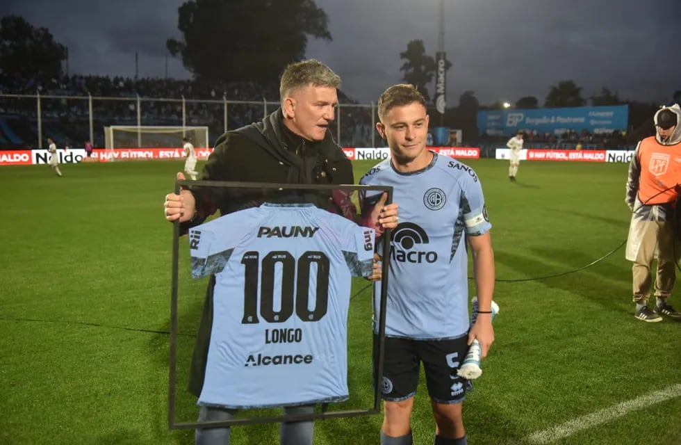 Santiago Longo, homenajeado por Luis Fabián Artime por sus 100 partidos en Belgrano (Facundo Luque - La Voz).