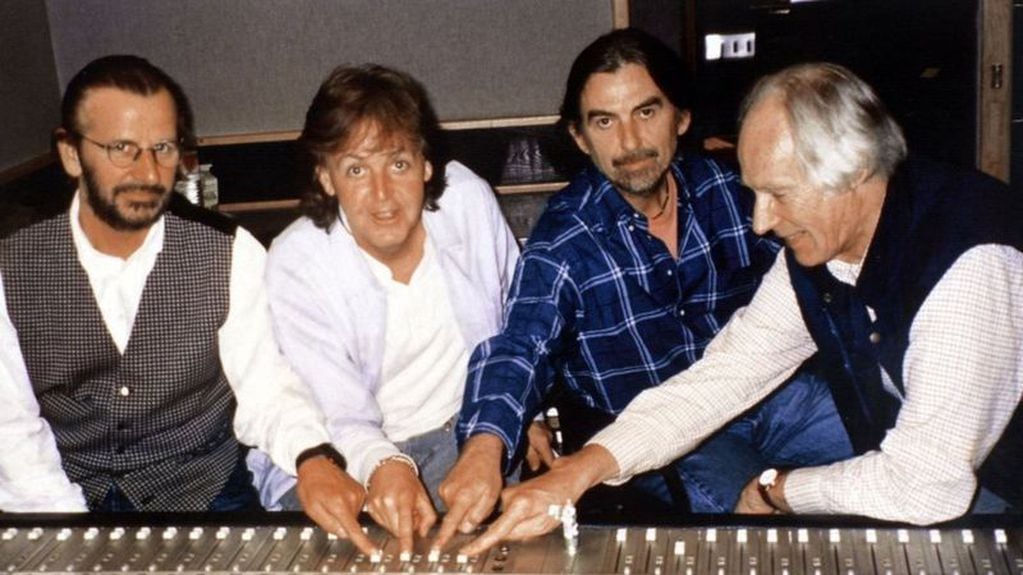 Los tres Beatles sobrevivientes, Ringo Starr, Paul McCartney y George Harrison, en 1995 reunidos para producir un especial recopilatorio.